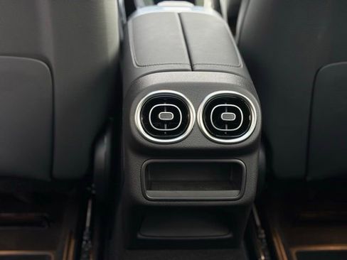 Used 2025 Mercedes-Benz GLC 300 4MATIC image 41