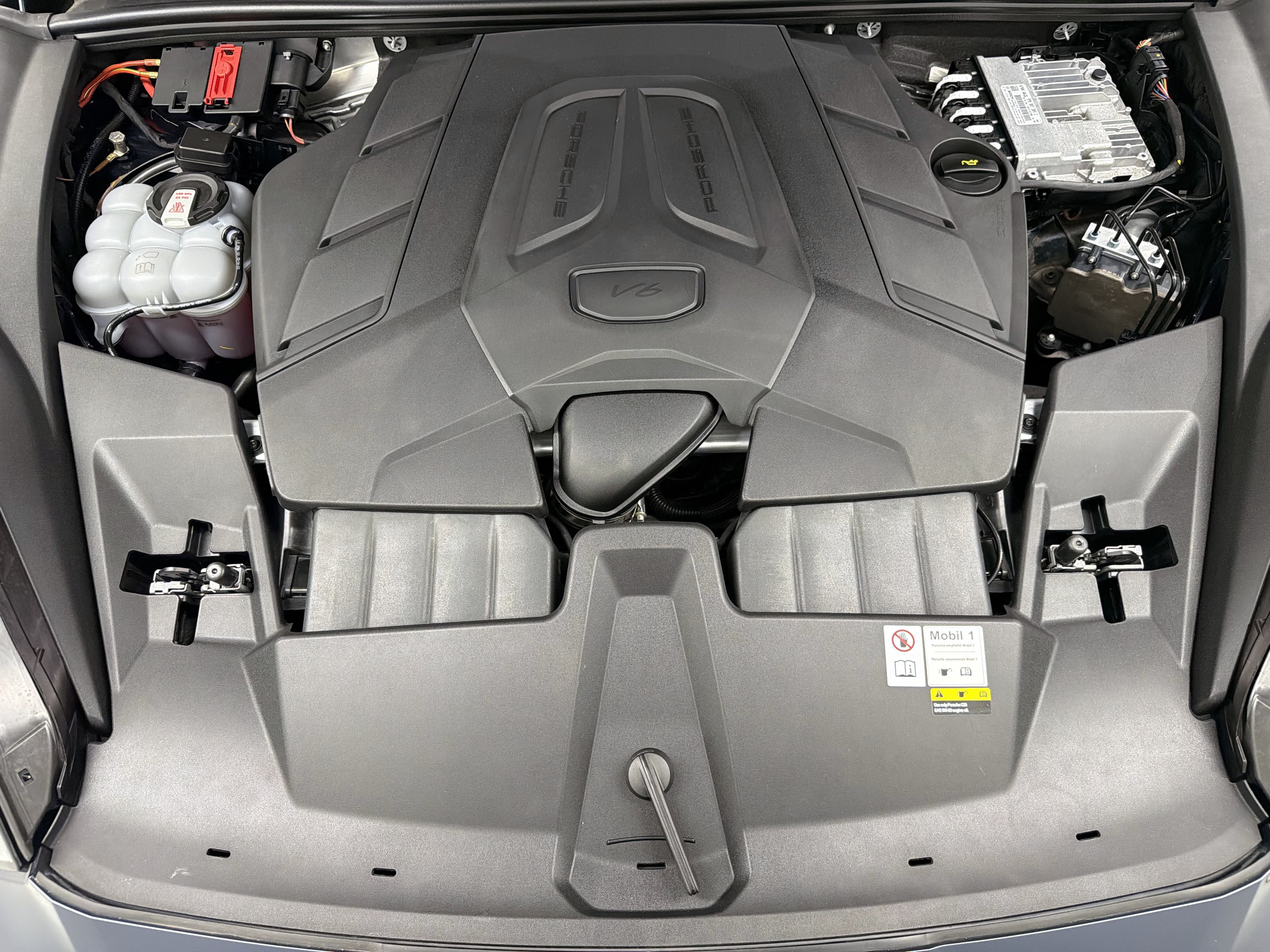 Certified 2024 Porsche Cayenne Coupe AWD/4WD image 56