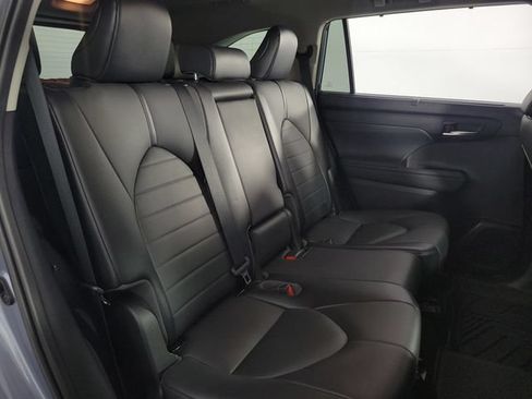 Used 2021 Toyota Highlander XLE FWD image 17