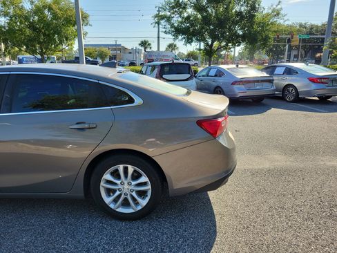 Used 2017 Chevrolet Malibu LT FWD image 4