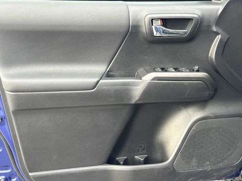 Used 2022 Toyota Tacoma TRD Off-Road image 17