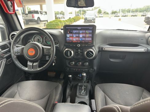 Used 2016 Jeep Wrangler Unlimited Sahara w/ Connectivity Group AWD/4WD image 3