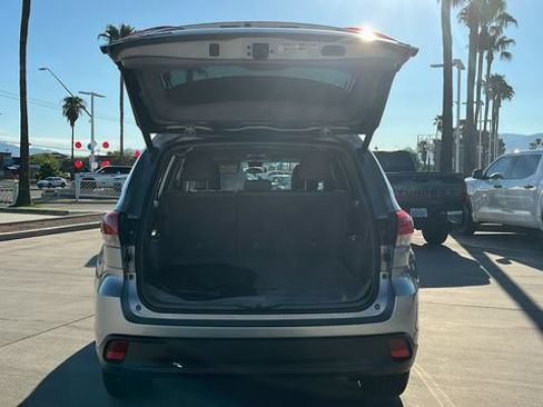 Used 2019 Toyota Highlander Plus w/ Carpet Mat Package (TMS) FWD image 24
