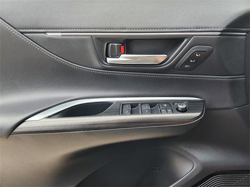 Used 2022 Toyota Venza Limited image 16