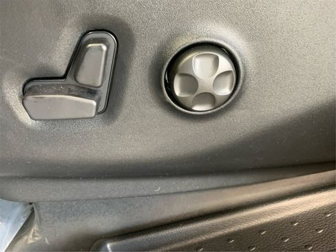 Used 2025 Chrysler Pacifica Limited image 32