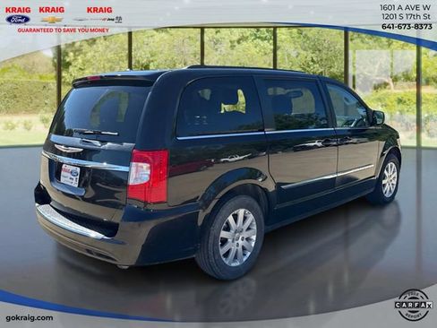 Used 2015 Chrysler Town & Country Touring FWD image 5