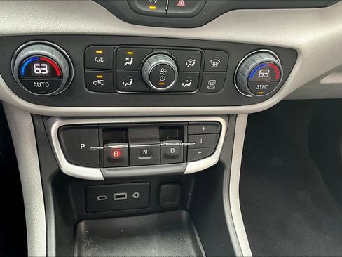 Used 2023 GMC Terrain SLE w/ Driver Convenience Package image 15