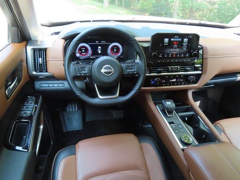 Used 2024 Nissan Pathfinder Platinum w/ Cargo Package AWD/4WD image 4