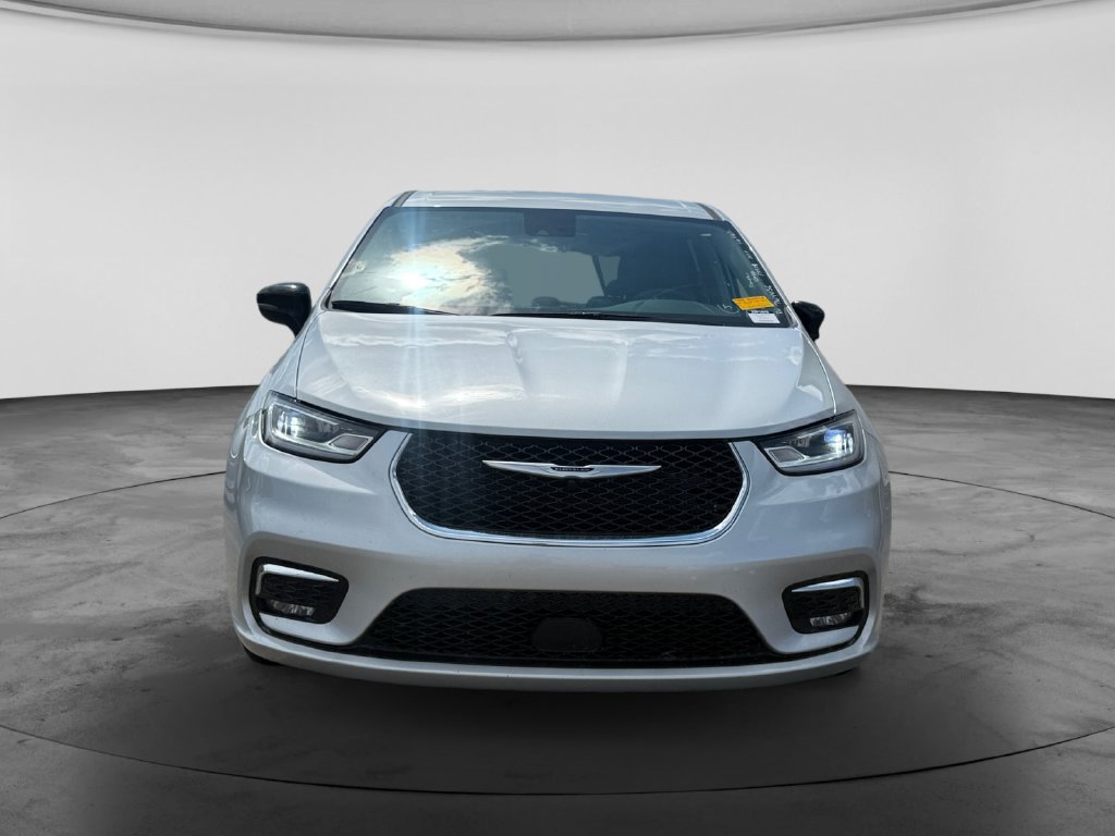 Used 2024 Chrysler Pacifica Touring-L FWD image 3