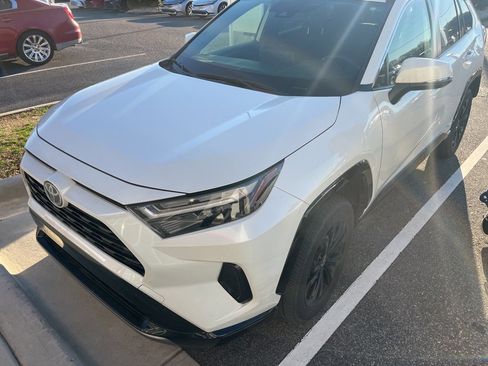 Certified 2022 Toyota RAV4 SE image 1