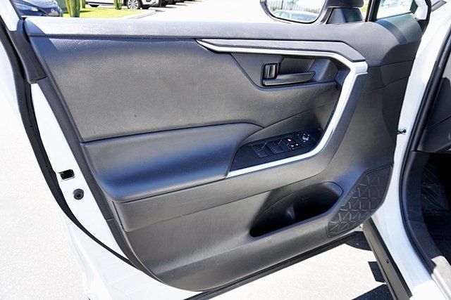 Used 2024 Toyota RAV4 LE AWD/4WD image 32