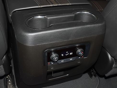 Used 2025 Chevrolet Tahoe High Country AWD/4WD image 31