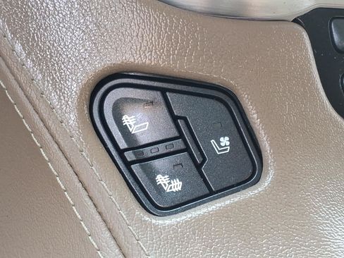 Used 2017 GMC Yukon SLT w/ Open Road Package AWD/4WD image 9