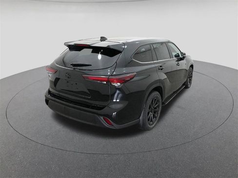 New 2026 Toyota Highlander XLE image 8