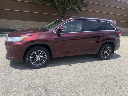 Used 2018 Toyota Highlander XLE w/ Protection Package #3 AWD/4WD image 2