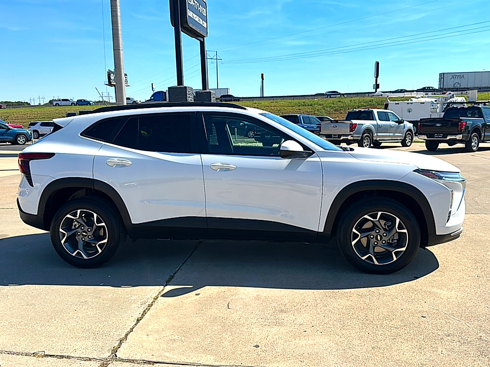 Used 2025 Chevrolet Trax LT FWD image 9