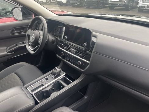 Used 2025 Nissan Pathfinder SV FWD image 14