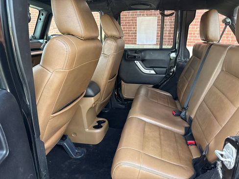 Used 2012 Jeep Wrangler Unlimited Rubicon w/ Dual Top Group AWD/4WD image 9