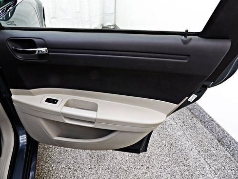 Used 2006 Chrysler 300 RWD image 12
