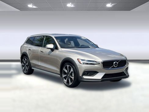Certified 2025 Volvo V60 B5 Cross Country Ultra image 7