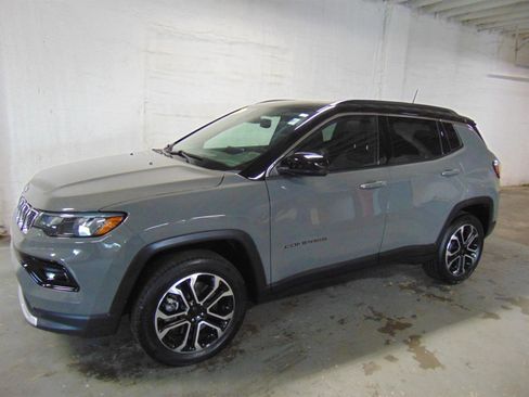 Used 2024 Jeep Compass Limited w/ Sun and Sound Group AWD/4WD image 2