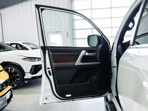 Used 2018 Toyota Land Cruiser image 13