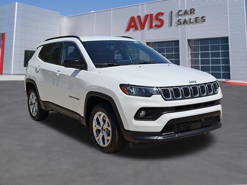 Used 2025 Jeep Compass Latitude AWD/4WD image 3