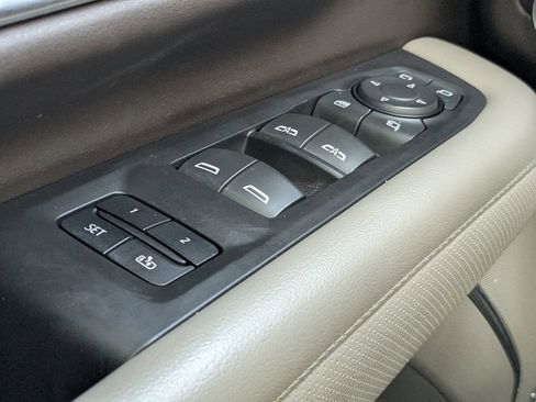 Used 2021 GMC Yukon XL SLT w/ SLT Premium Package image 31