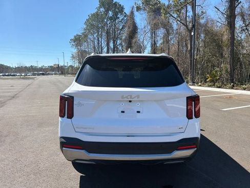 Used 2024 Kia Sorento S image 11
