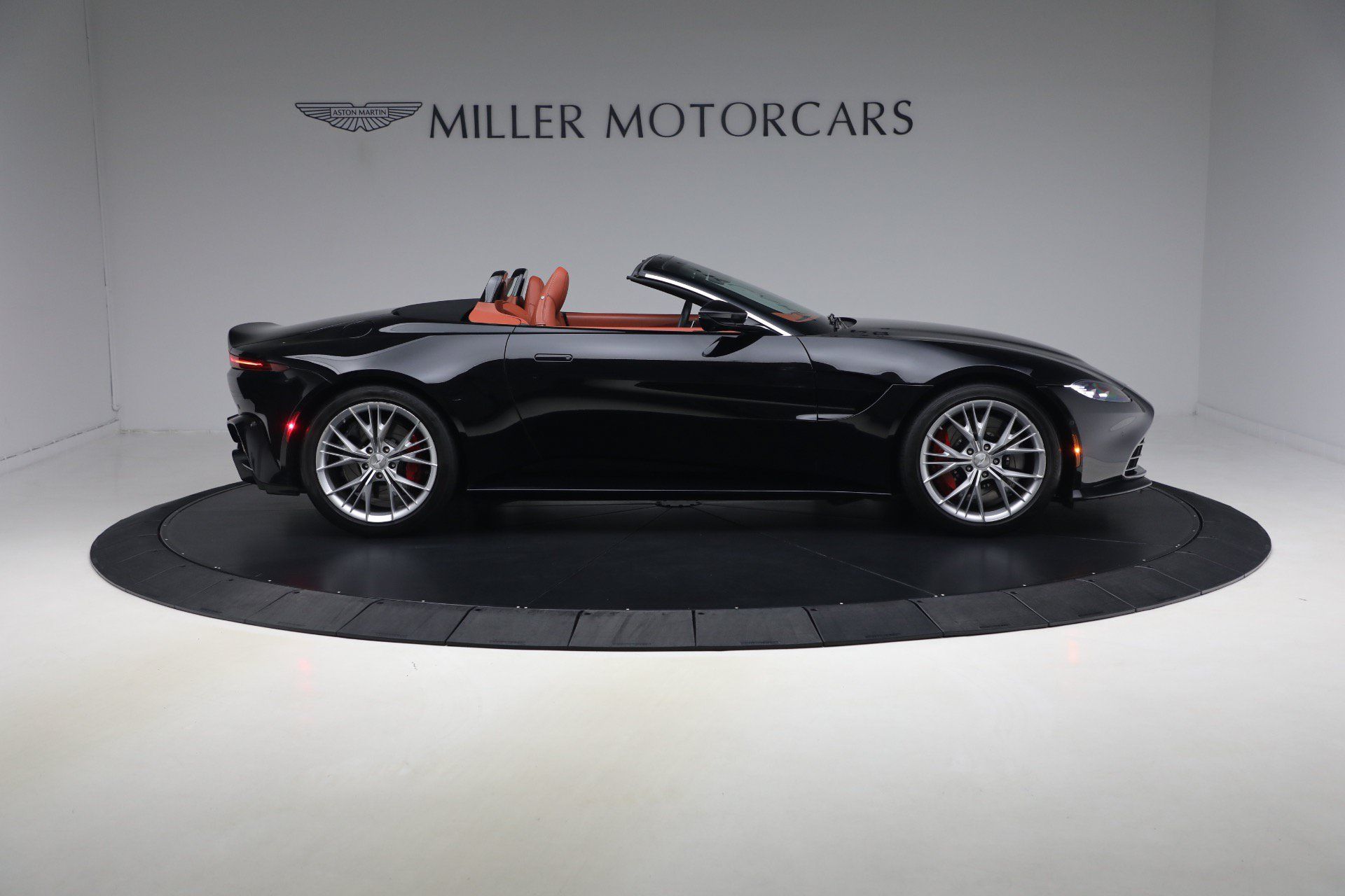 Used 2021 Aston Martin V8 Vantage Roadster RWD image 9