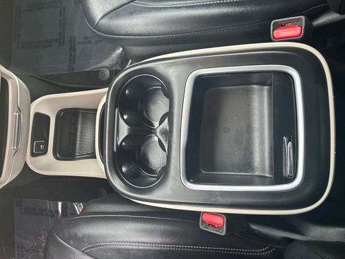 Used 2024 Chrysler Pacifica Touring-L image 25