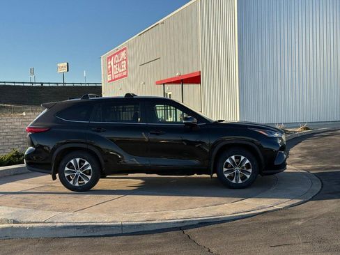 Used 2023 Toyota Highlander XLE image 2