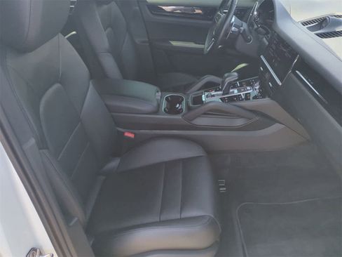 Used 2020 Porsche Cayenne S image 23