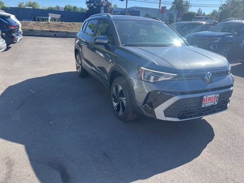 New 2025 Volkswagen Taos SE image 3