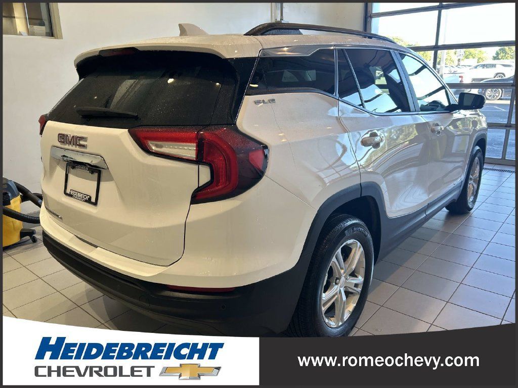 Used 2024 GMC Terrain SLE w/ Driver Convenience Package FWD image 4