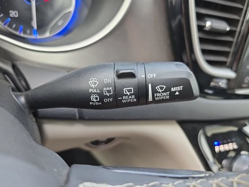 Used 2024 Chrysler Pacifica Touring-L FWD image 23