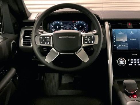 Certified 2025 Land Rover Discovery S image 4