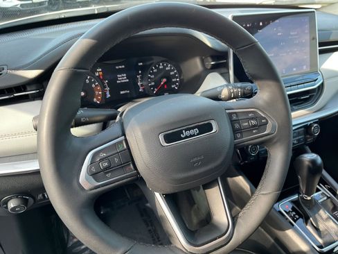 Used 2025 Jeep Compass Limited image 28