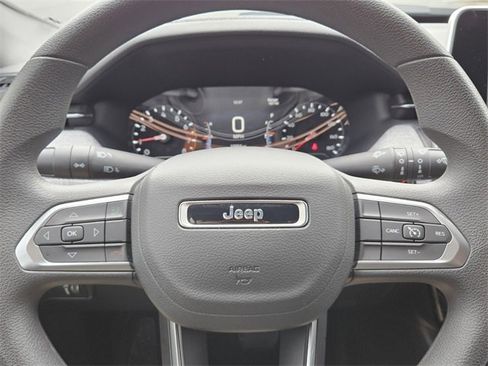 Used 2025 Jeep Compass Sport image 19