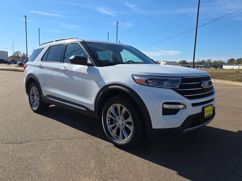 Used 2022 Ford Explorer XLT w/ Equipment Group 202A image 2