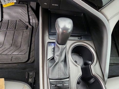 Used 2023 Toyota Camry SE image 6