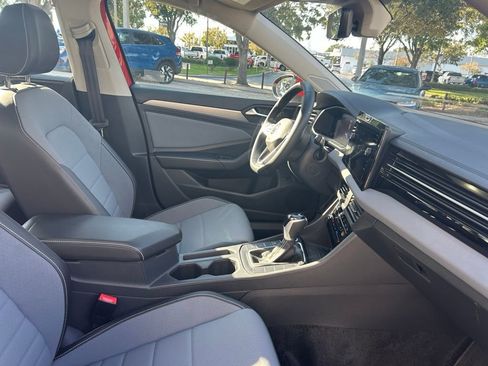 Used 2025 Volkswagen Jetta SE w/ Sunroof Package image 31