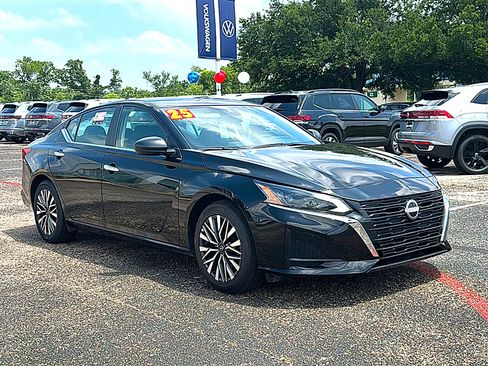 Used 2025 Nissan Altima 2.5 SV FWD image 10