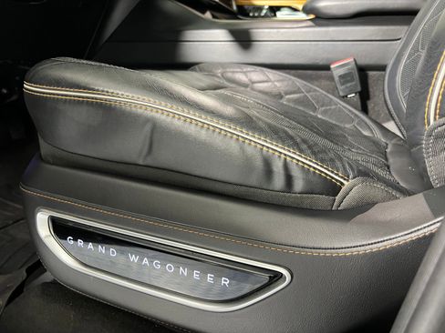 Used 2022 Jeep Grand Wagoneer Series III w/ Rear Seat Video Group 1 image 12