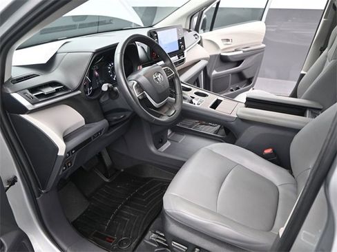 Used 2022 Toyota Sienna XLE image 7