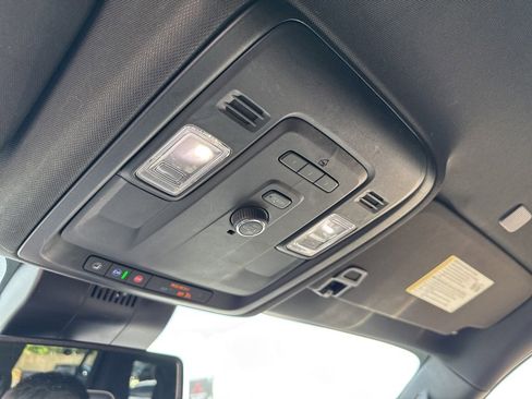 Used 2023 GMC Yukon SLT image 32