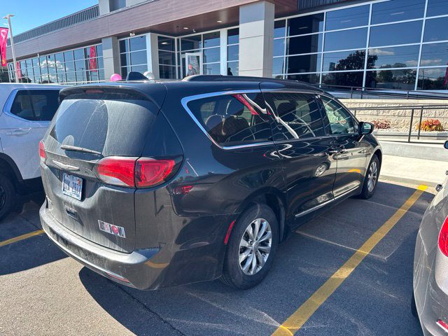 Used 2017 Chrysler Pacifica Touring-L FWD image 5