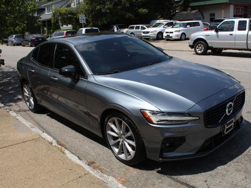 Used 2021 Volvo S60 T5 Momentum image 1