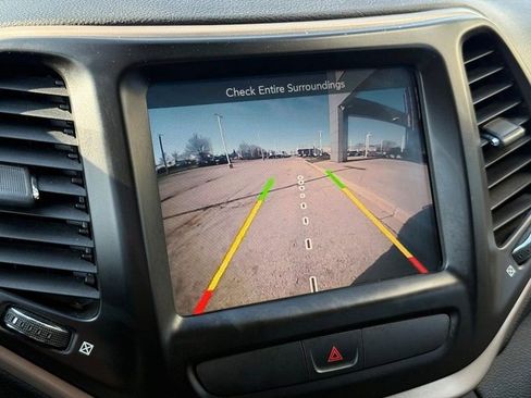 Used 2016 Jeep Cherokee Latitude w/ Comfort & Convenience Group image 24