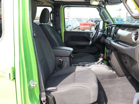 Used 2019 Jeep Wrangler Unlimited Sahara AWD/4WD image 29